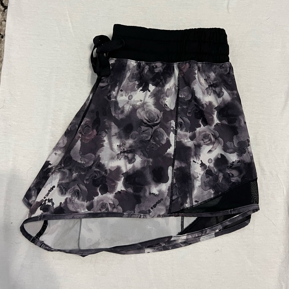 Lululemon Hotty Hot Short 2.5” size 8